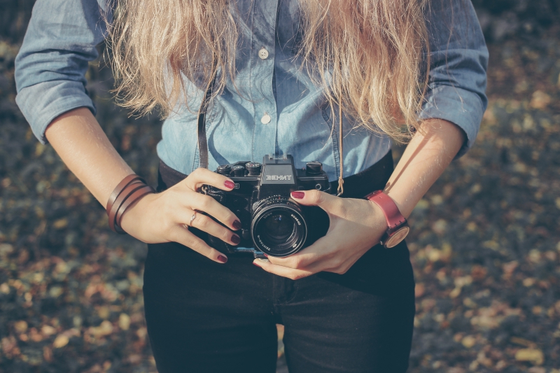 photographe-LA ROQUETTE SUR SIAGNE-min_hand-person-girl-woman-camera-photography-614-pxhere.com