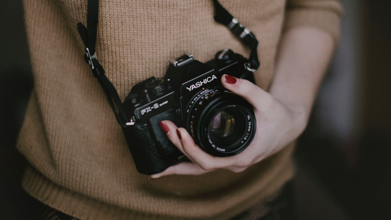 photographe-LA ROQUETTE SUR SIAGNE-min_woman-camera-photography-photographer-slr-dslr-319-pxhere.com